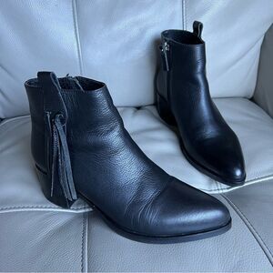 Lola Cruz Sz 39 8 Black Leather Ankle Boots with Fringe Side Zipper Pointed Toe